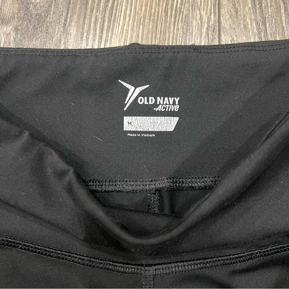 🍀 3/$30 Old Navy Active Black Leggings - Picture 3 of 4